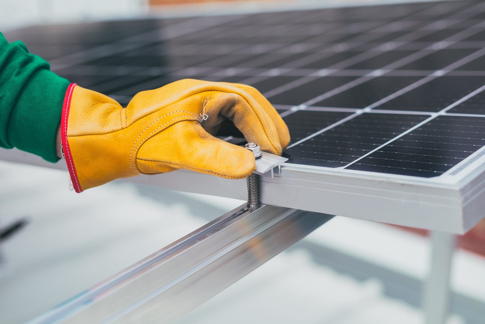 Instalación de paneles solares en una casa en México